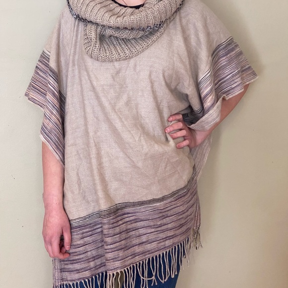 Super soft turtle necked poncho - Picture 2 of 5